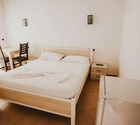 Vivian Hotel